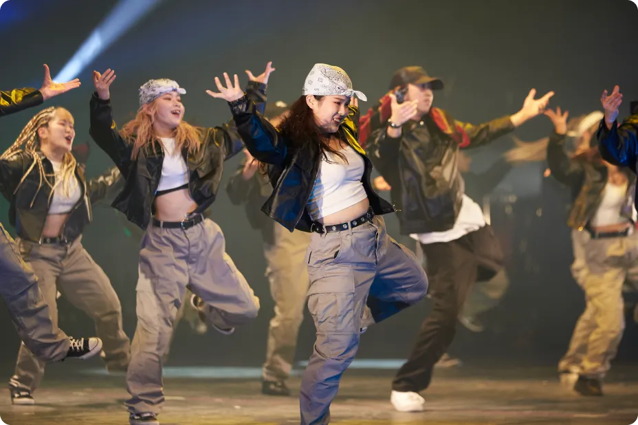 ダンスする学生