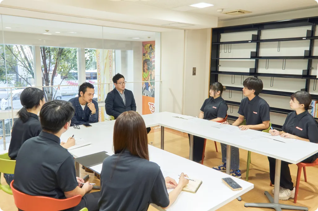学生と高木さんと新岡さんの様子