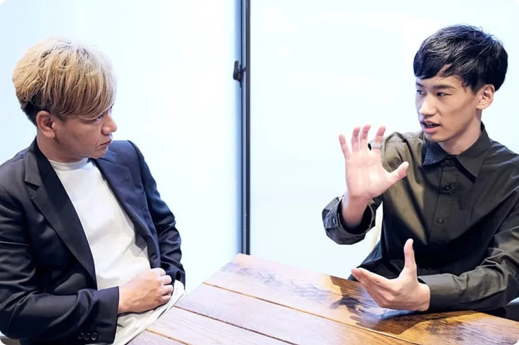 玉井さんと永澤さんが話す様子