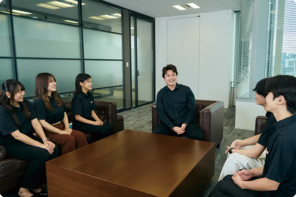 久住さんと在校生が話している様子