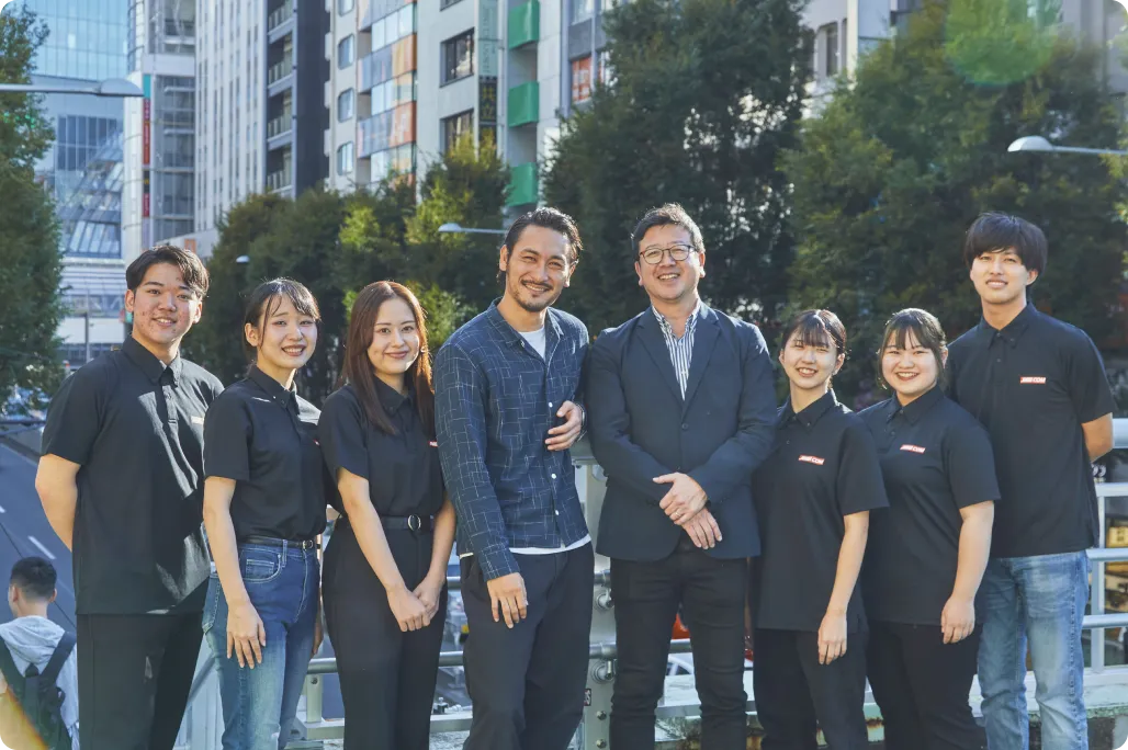 高木さんと新岡さんと学生の集合写真